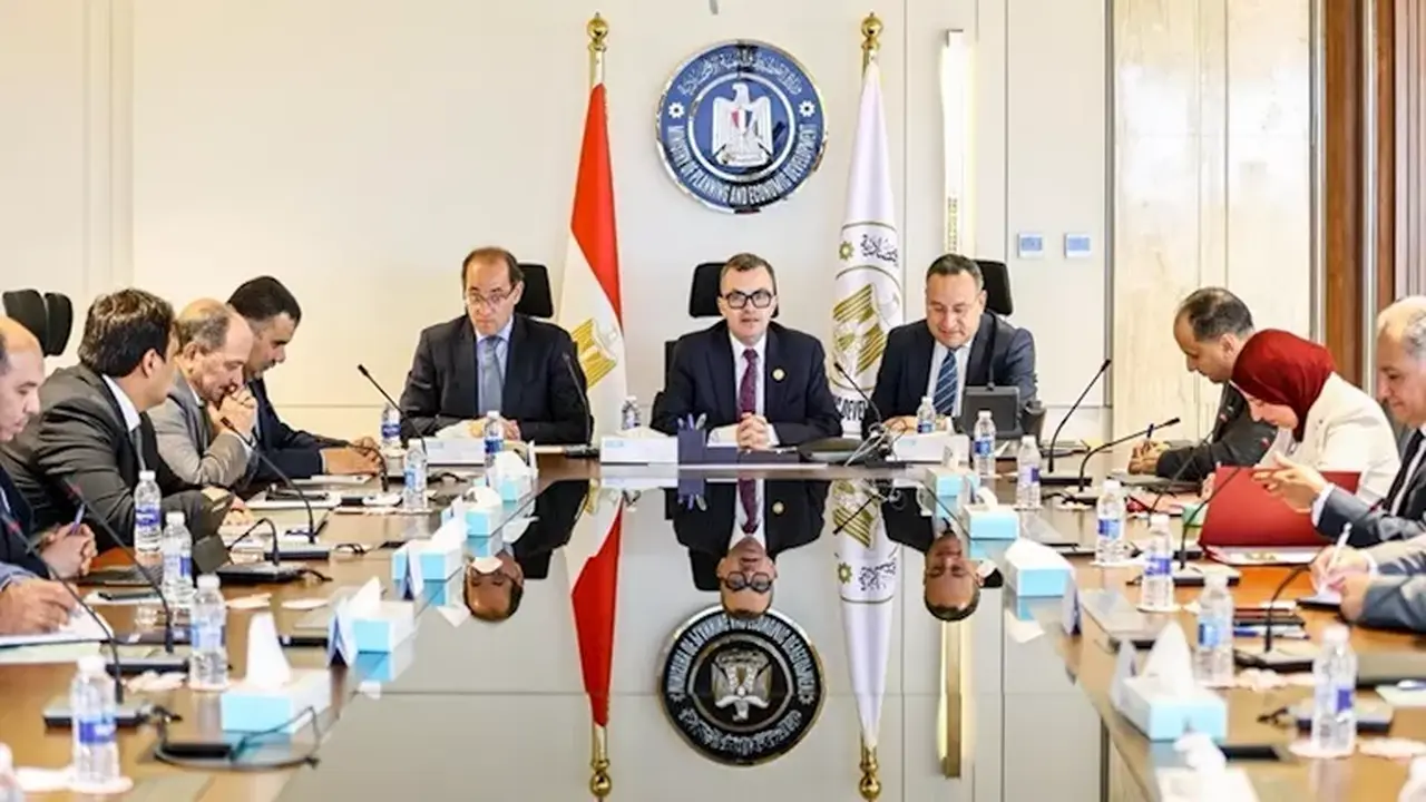 وزير التخطيط يوجه الخطة الاستثمارية نحو قطاع التعليم لتعزيز بناء الاقتصاد الوطني